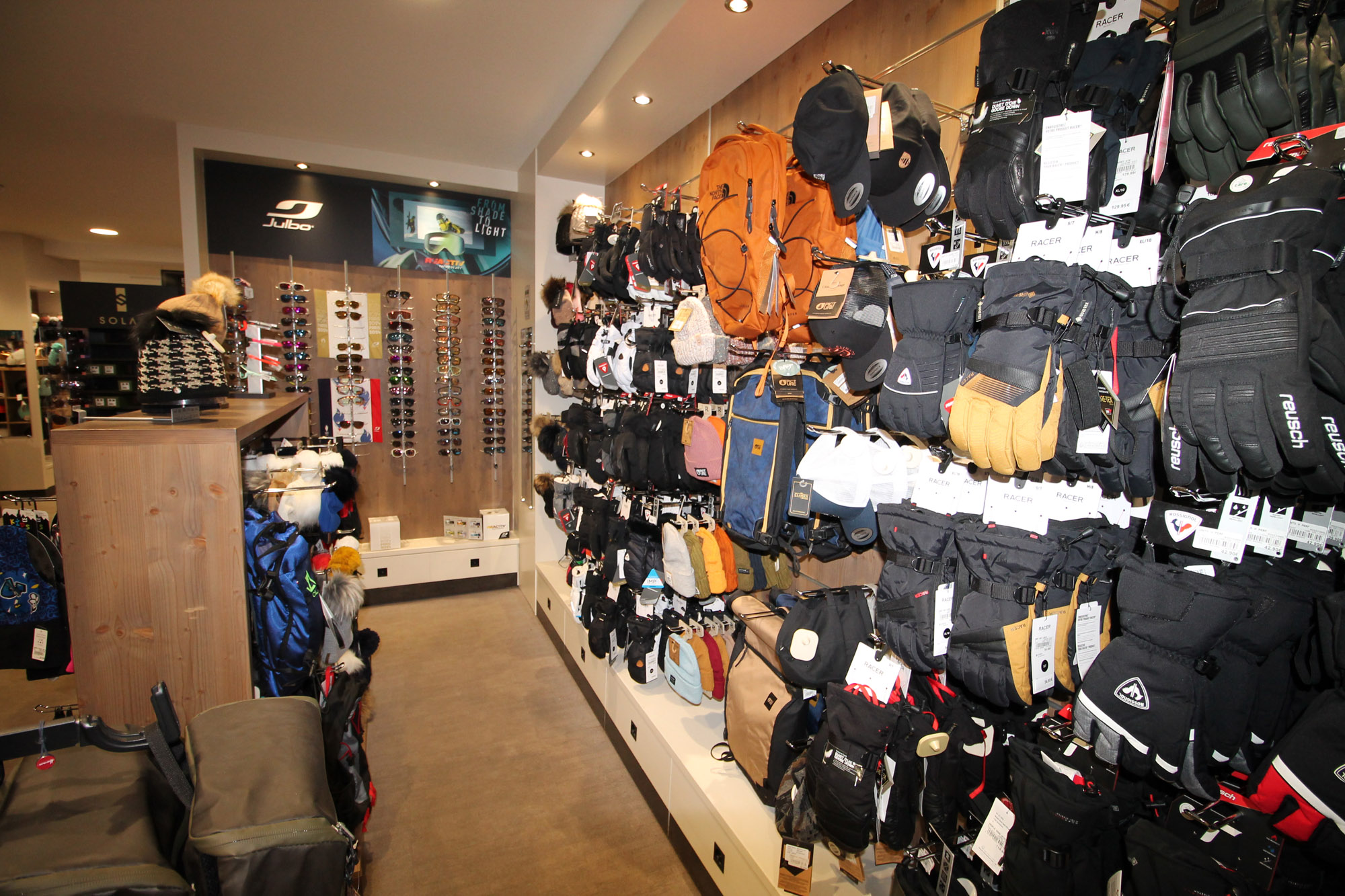 sale of ski gloves in Valloire at Grange Sport
